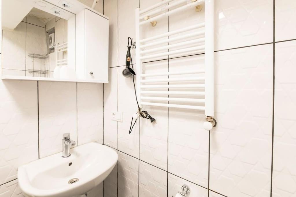 Beautiful 1 Bedroom Apt. W/ac 400 Meters Taksim Square Apartament